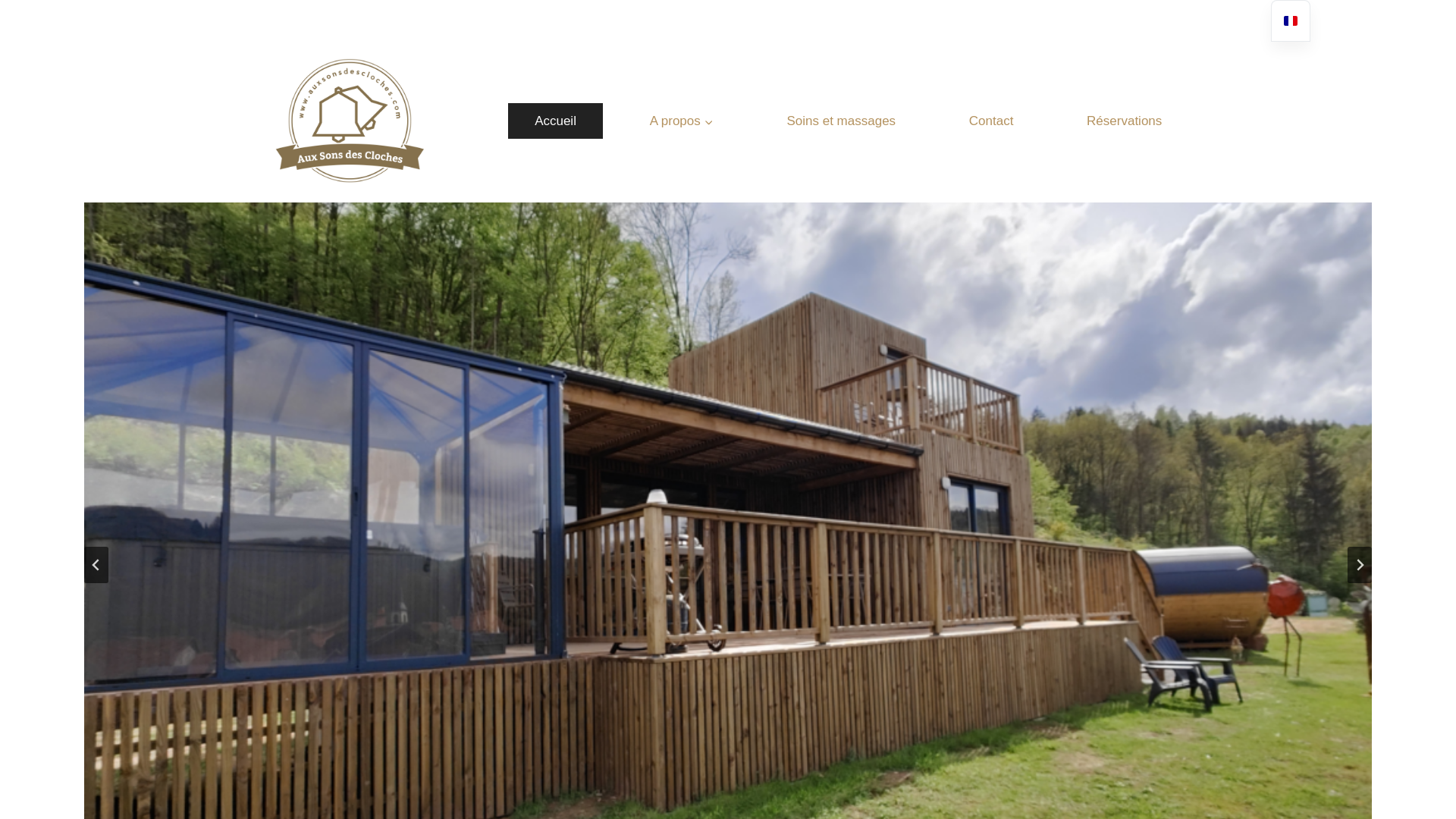 Capture d'écran de Aux Sons des Cloches, location de chalet de vacances avec jacuzzi et sauna privatif.