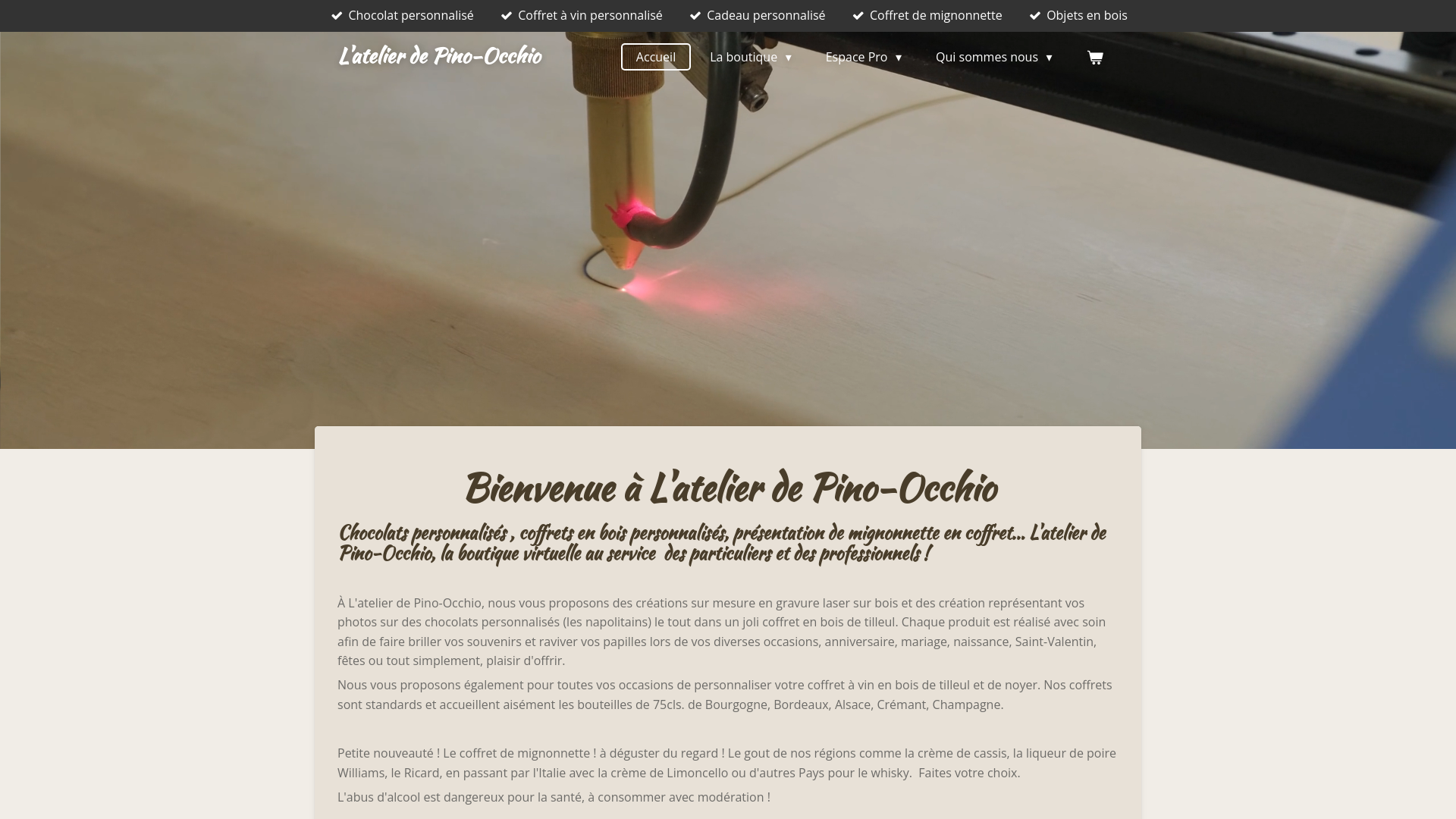Capture d'écran de Nous sommes spécialisés dans le cadeau personnalisé en bois, nous vous proposons la boîte de chocolat personnalisé, le coffret à vin personnalisé, la boîte à music.