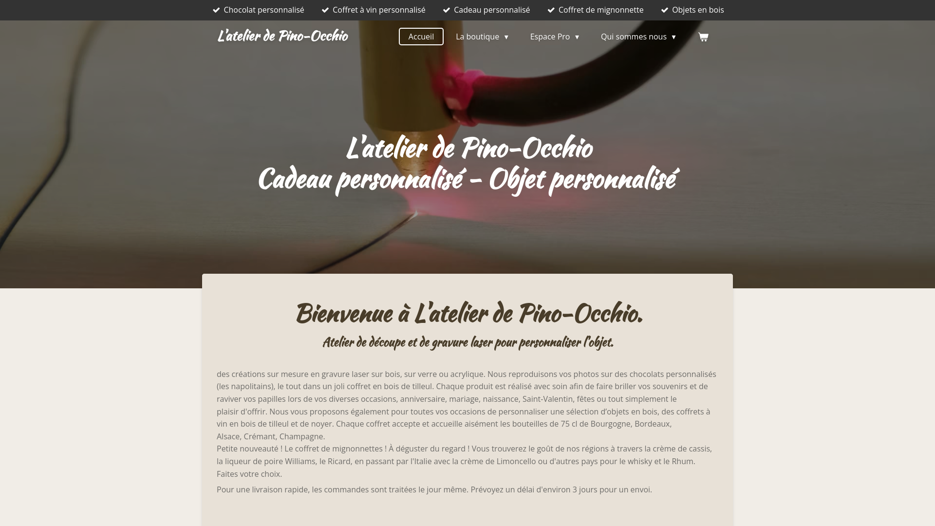 Capture d'écran de Nous sommes spécialisés dans le cadeau personnalisé en bois, nous vous proposons des objets personnalisés comme la boîte de chocolat, le coffret à vin ou les coffrets de mignonnettes.